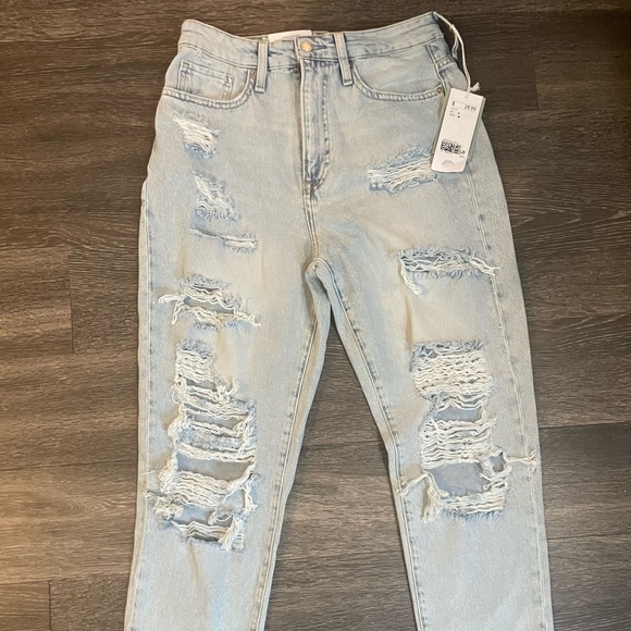 H&M Ultra High Waist Light Wash Loose Fit Mom Jeans Women's Size 8 *NEW* - Picture 1 of 5